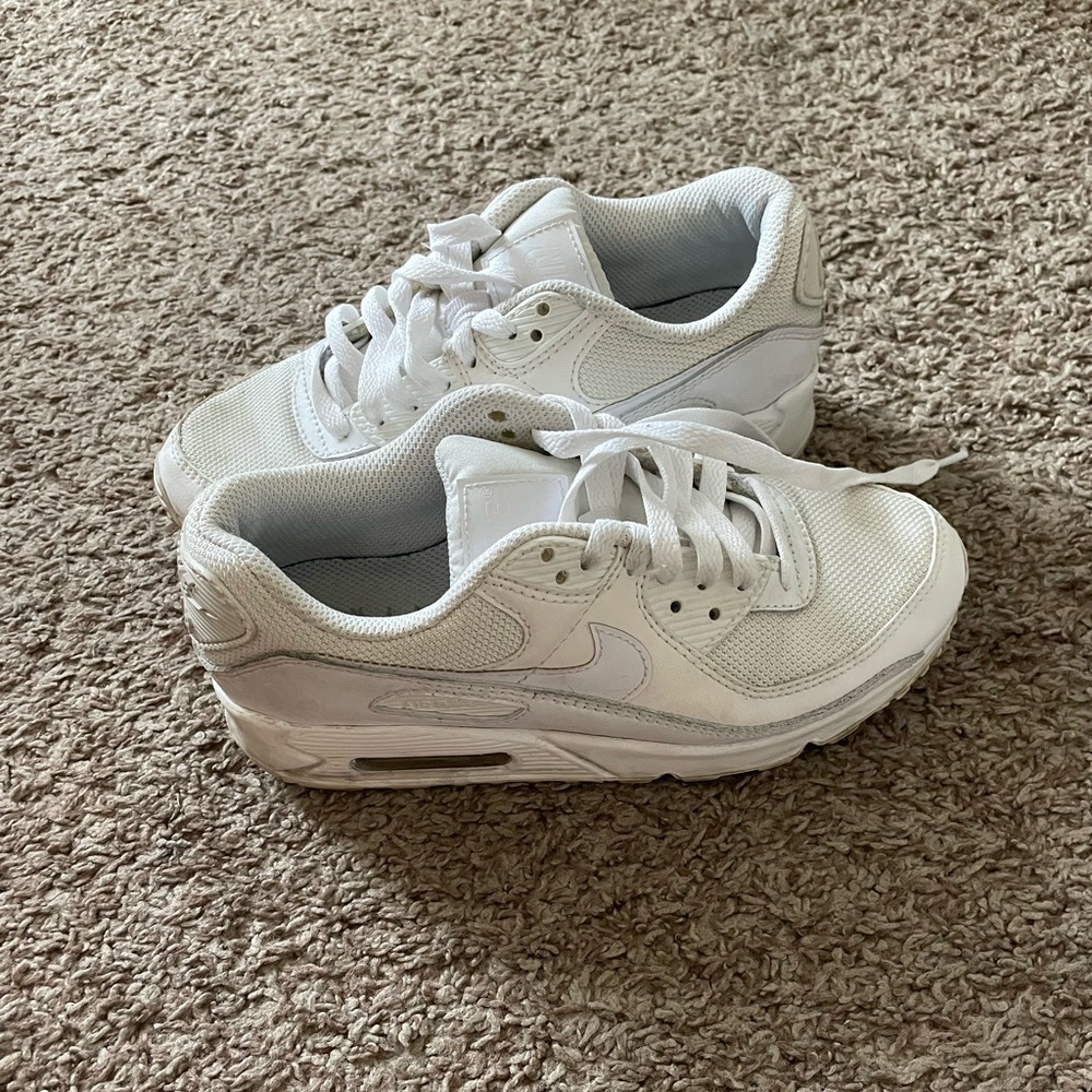 WHITE NIKE AIR MAX women’s size 6